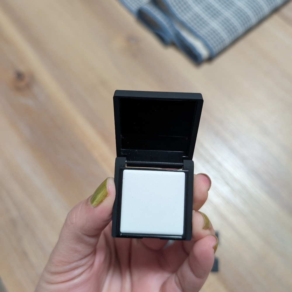 Nars Light Reflecting Setting Powder - Picture 5 of 5